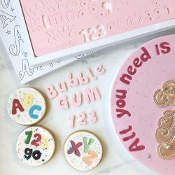 Embosseur BUBBLEGUM Majuscules, minuscules, nombres et symboles Sweet Stamp