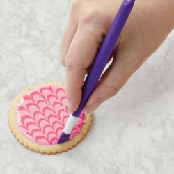 Wilton – Set Décoration Biscuits (3 outils) : Scriber Needle, Peigne 3 dents, Grattoir Silicone
