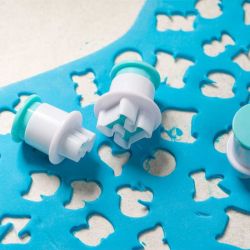 LOYAL Emporte-pièces Mini Alphabet Majuscules A–Z (Set de 26) – Lettres avec Poussoir pour Pâte à Sucre & Biscuits