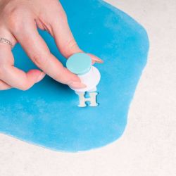 LOYAL Emporte-pièces Mini Alphabet Majuscules A–Z (Set de 26) – Lettres avec Poussoir pour Pâte à Sucre & Biscuits