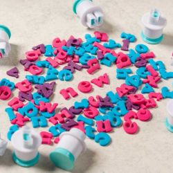 LOYAL Emporte-pièces Mini Alphabet Majuscules A–Z (Set de 26) – Lettres avec Poussoir pour Pâte à Sucre & Biscuits