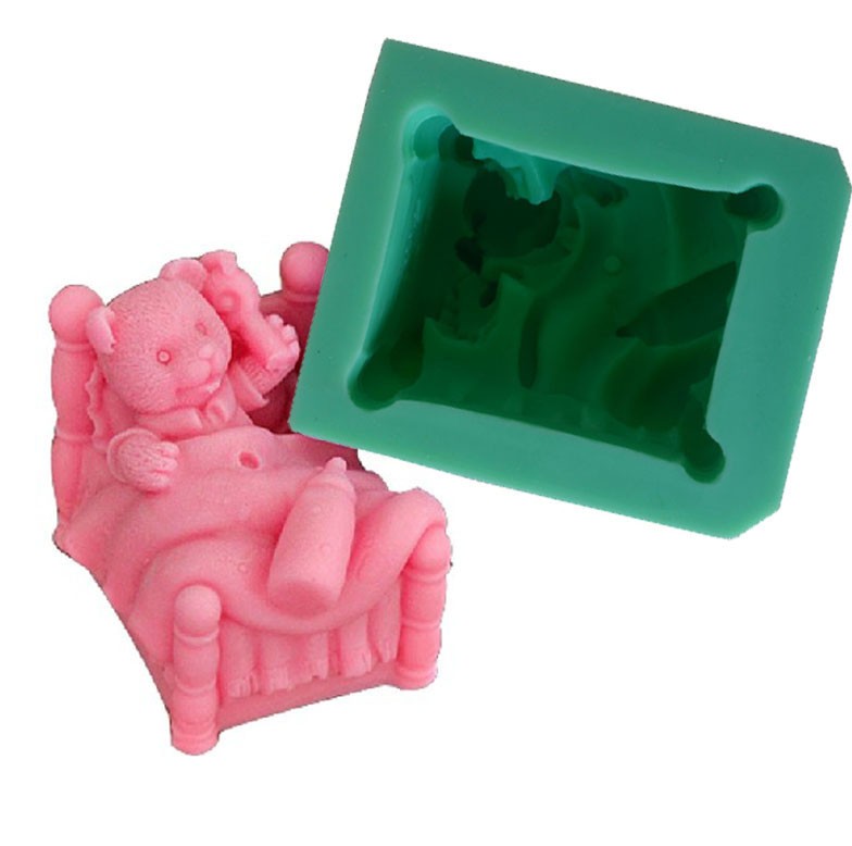 Moule silicone 3D bébé ourson dans son lit avec décors à 17,90 €