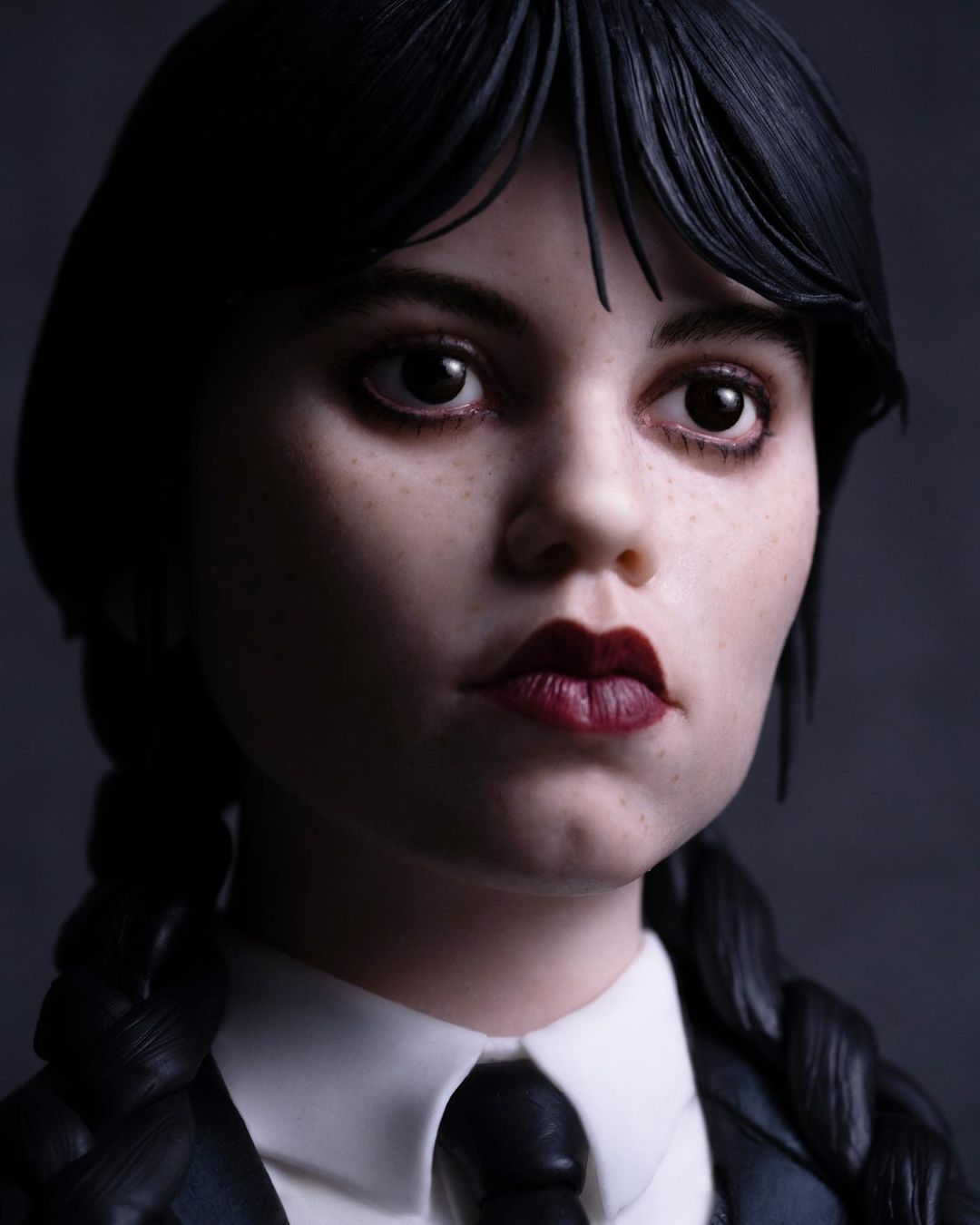 Le buste en gâteau de Mercredi Addams : une création délicieuse et  artistique pour les fans de la série Netflix Mercredi