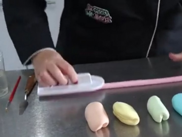 Tuto ! Réaliser un arc en ciel en pâte a sucre rien de plus simple ! 